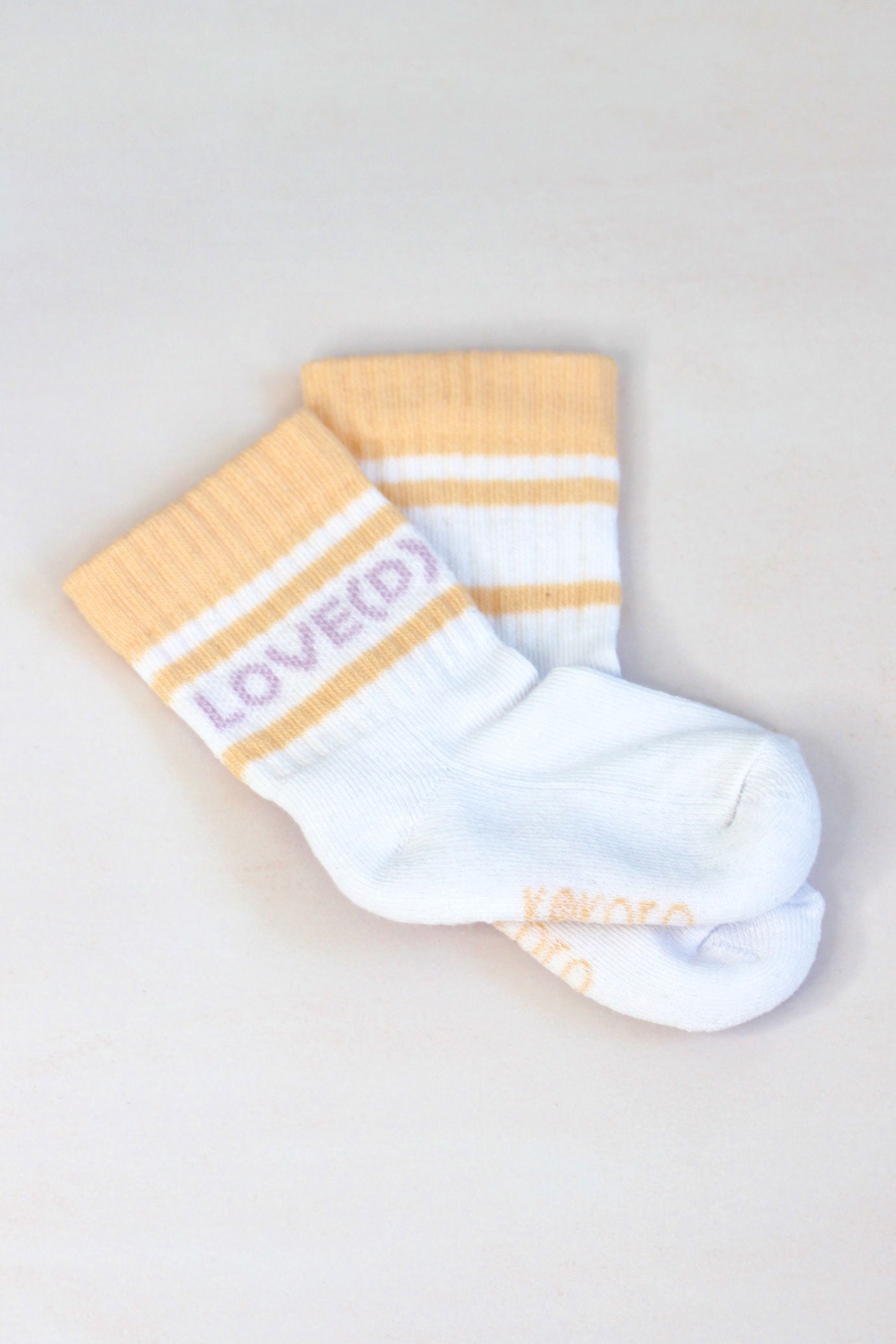 Babysocke mit Aufschrift "loved(d)" aus Biobaumwolle