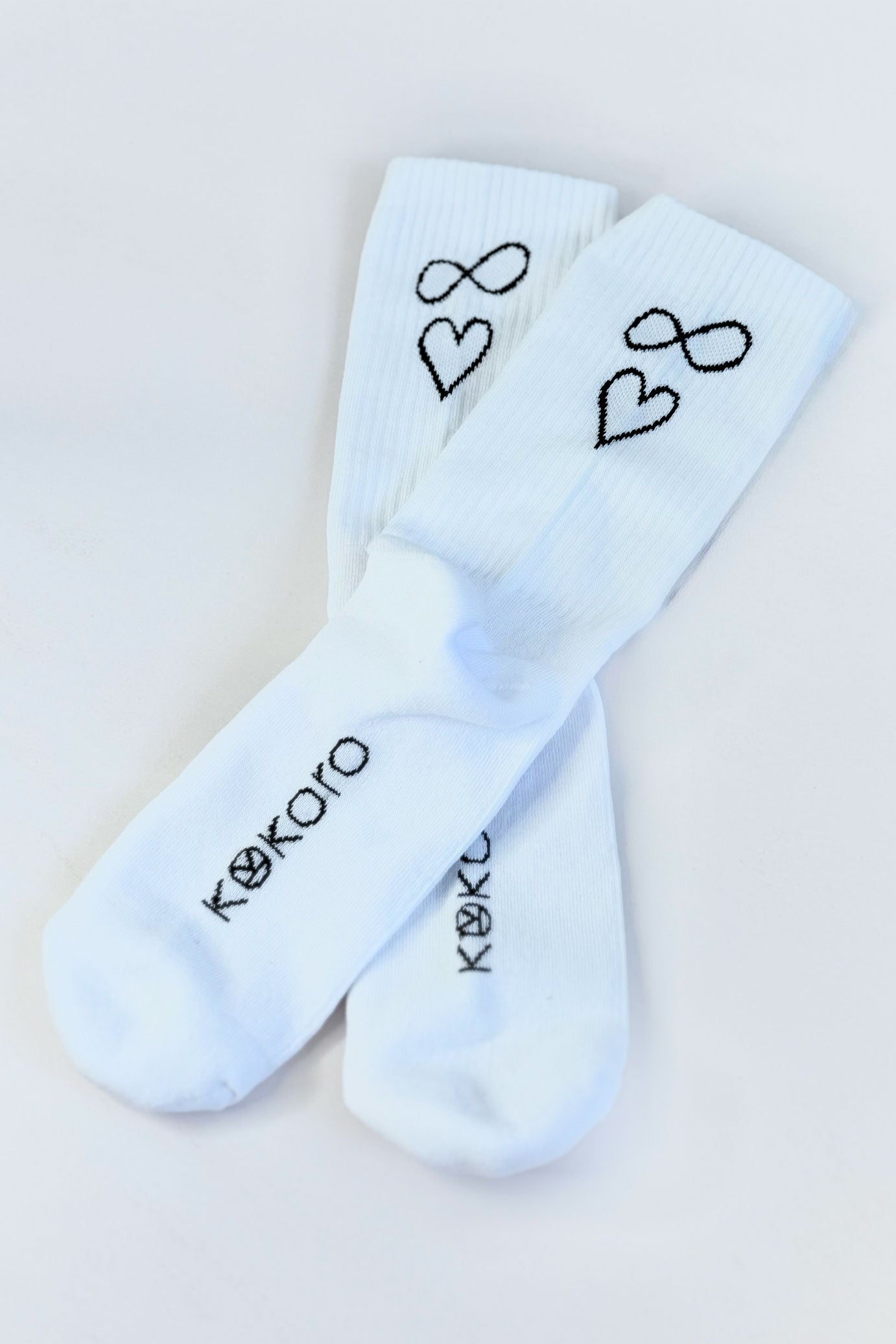 Weisse Tennissocke aus Biobaumwolle mit Herz und Unenedlichkeitszeichen