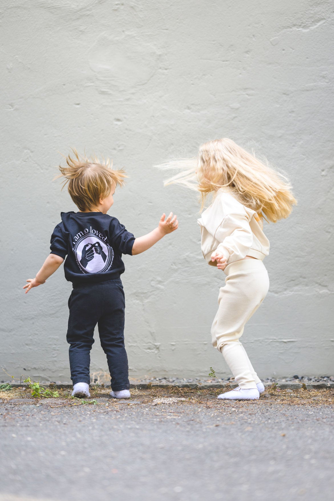 Kinder tragen gerade Hose und lockeres Sweatshirt mit Print