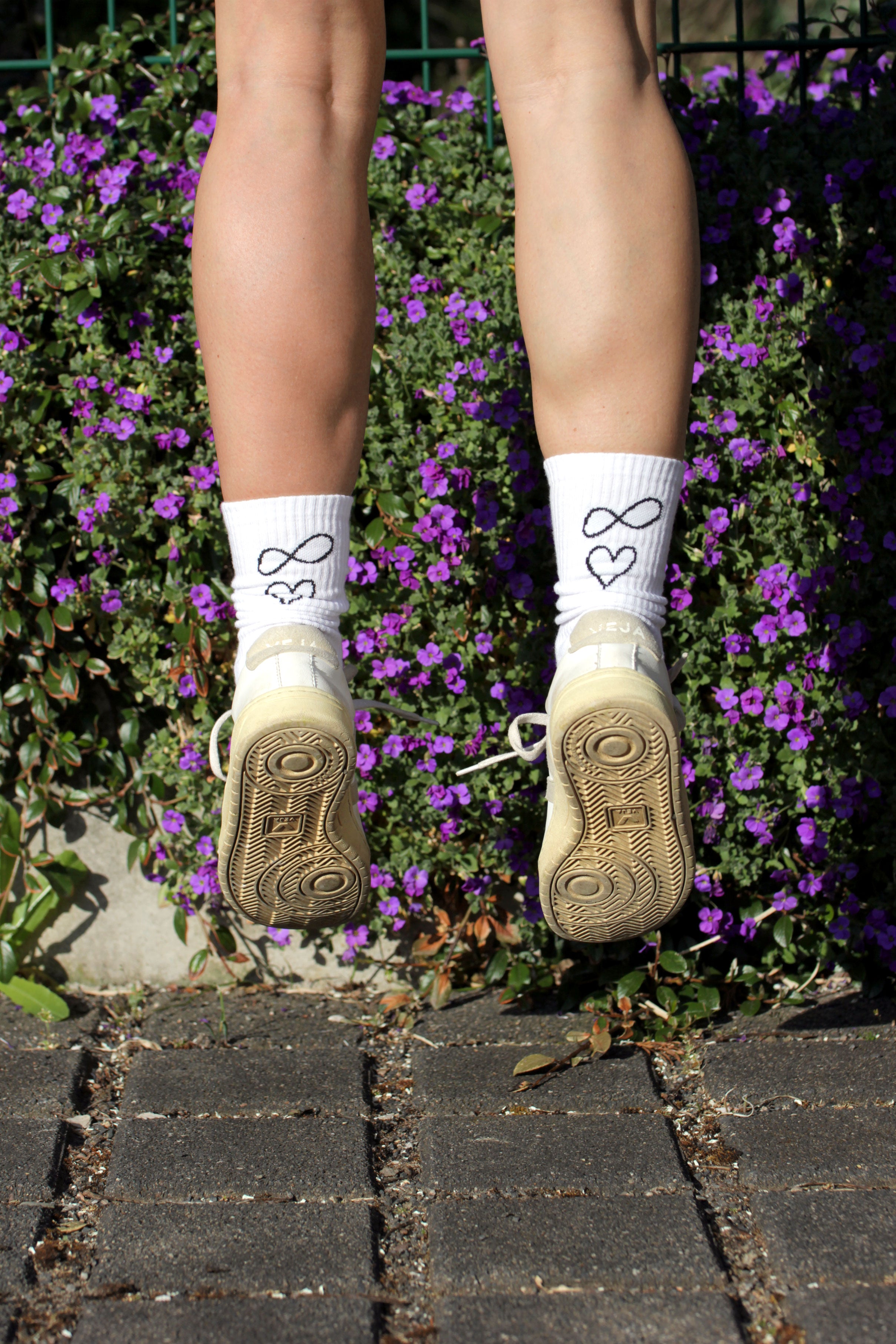 weiße Tennissocke kokoro mit herz und unendlichkeitszeichen