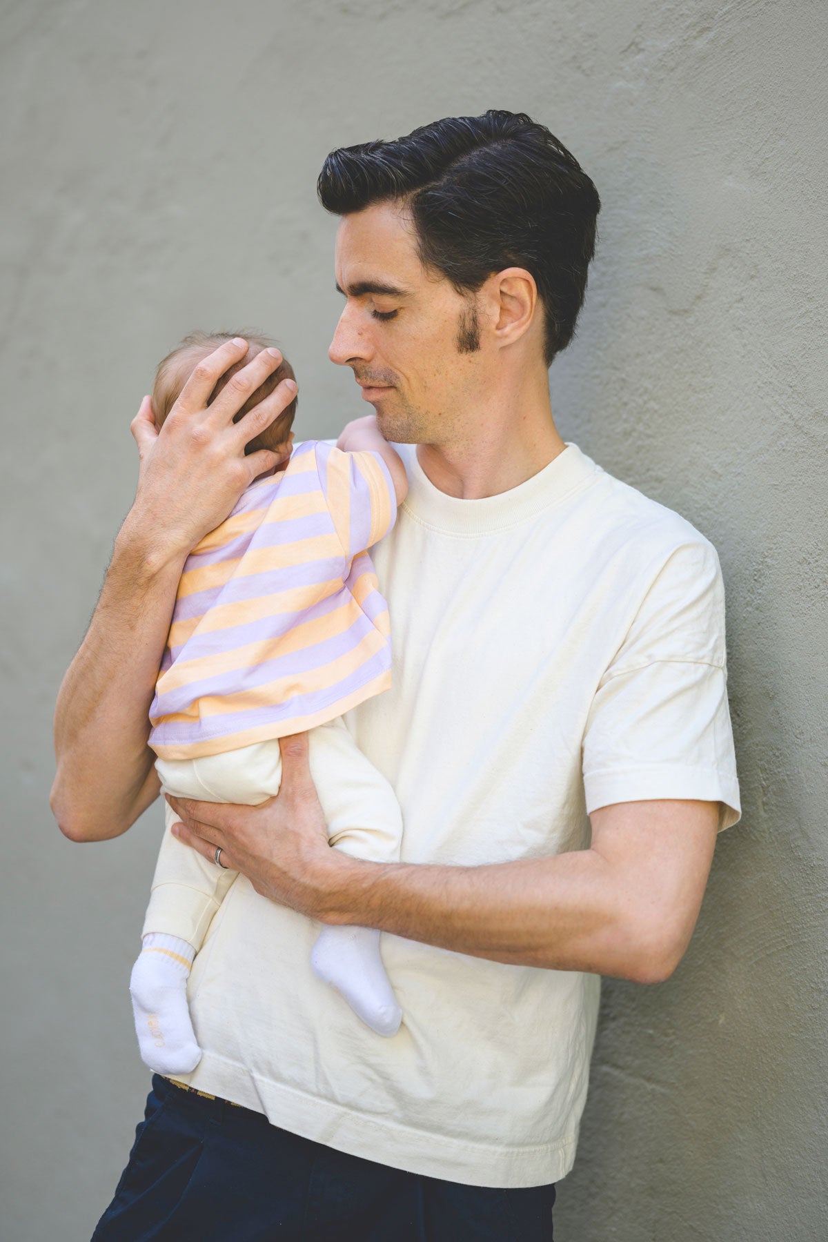 baby trägt boxy, gestreiftes T-shirt 