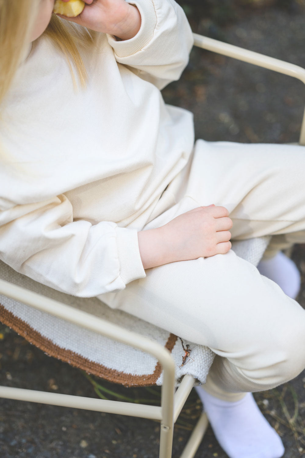 Kind trägt lockere Rib Leggings in hellem beige mit Aufschrift "so loved"