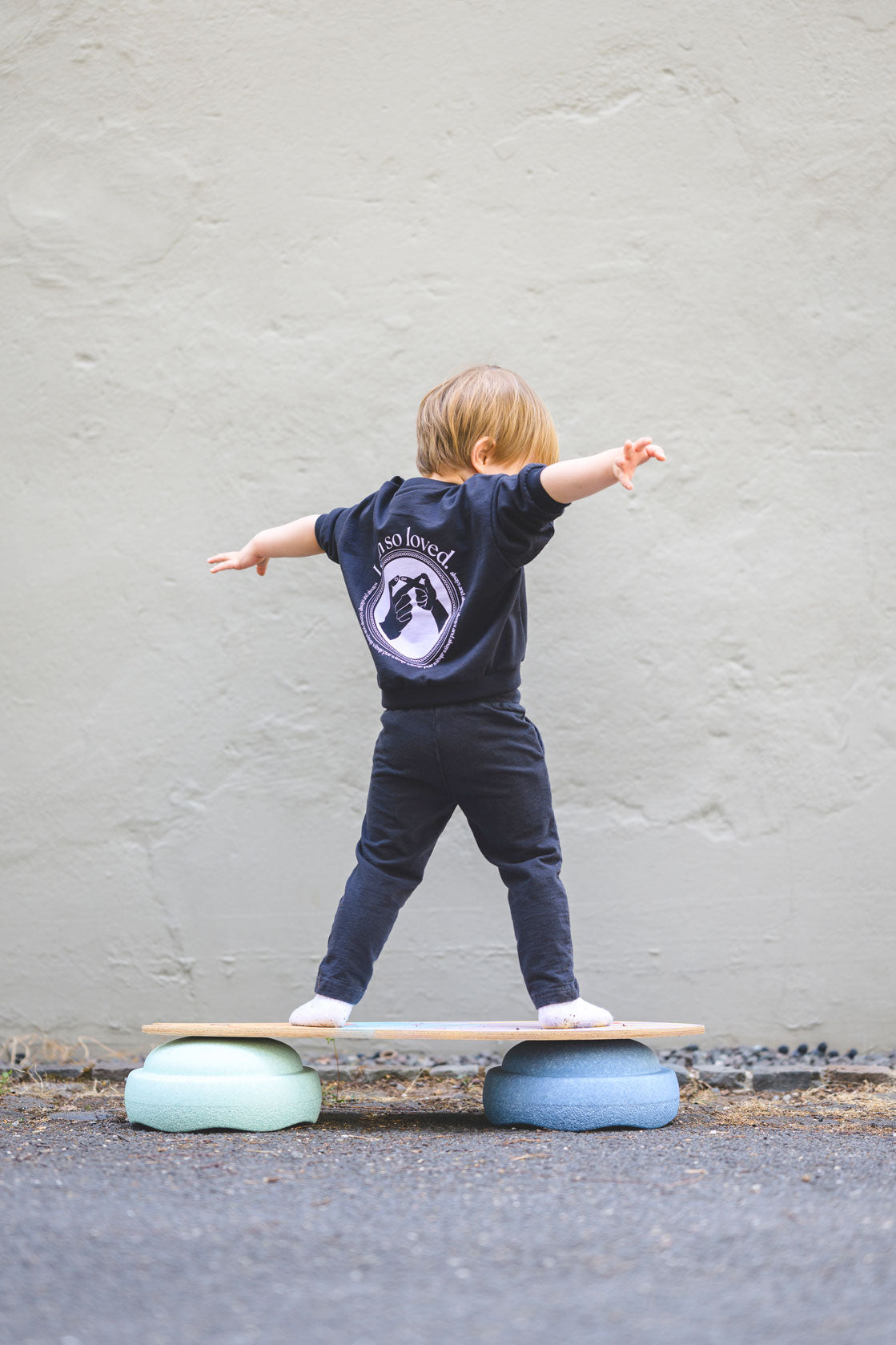 Kind trägt lockeres Sweatshirt mit Rückenprint